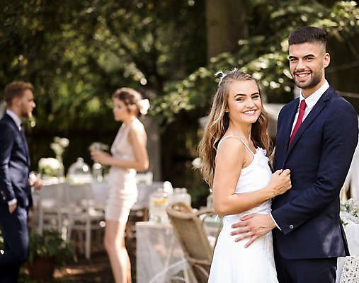 포토 JPG 주간 외국인 백인 부부 커플 여자 남자 신부 신랑 결혼 안기 결혼식 서기 웃음 여러명 상반신 20대 성인 야외 옆모습 아웃포커스 친구 축하 체코 성인만 국내포토 자연요소 서양인 유럽 뷰포인트 다수 컨셉 관계 모션 촬영기법 표정 사람 인종 이벤트 청년 파일형식
