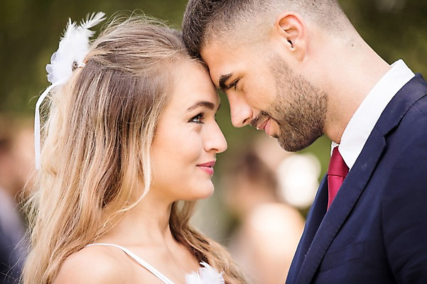 포토 JPG 주간 외국인 백인 커플 응시 여자 남자 신부 신랑 결혼 결혼식 서기 웃음 상반신 20대 성인 야외 두명 옆모습 아웃포커스 체코 이마맞대기 성인만 국내포토 자연요소 서양인 시선 유럽 뷰포인트 관계 모션 촬영기법 표정 사람 인종 이벤트 청년 얼굴맞대기 파일형식