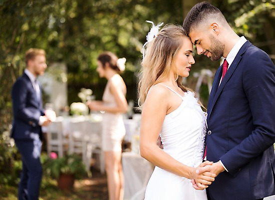 포토 JPG 주간 외국인 백인 부부 커플 여자 남자 결혼 안기 결혼식 서기 여러명 상반신 20대 성인 야외 옆모습 아웃포커스 친구 눈감음 손잡기 축하 체코 성인만 얼굴맞대기 국내포토 자연요소 서양인 유럽 뷰포인트 다수 컨셉 관계 모션 촬영기법 사람 인종 이벤트 청년 파일형식