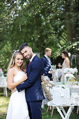 포토 JPG 주간 외국인 백인 부부 커플 여자 남자 신부 신랑 결혼 안기 결혼식 서기 웃음 여러명 상반신 20대 성인 야외 옆모습 아웃포커스 친구 축하 체코 성인만 국내포토 자연요소 서양인 유럽 뷰포인트 다수 컨셉 관계 모션 촬영기법 표정 사람 인종 이벤트 청년 파일형식