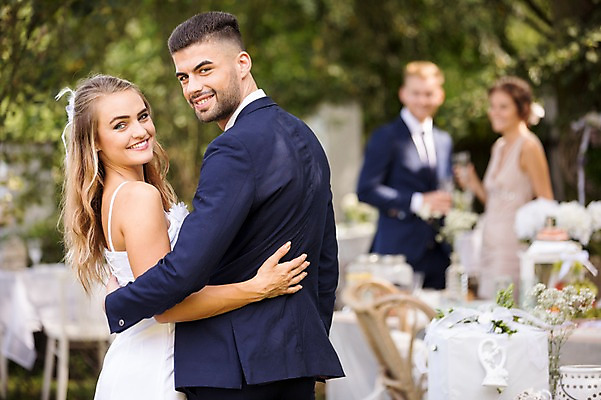 포토 JPG 주간 외국인 백인 부부 커플 여자 남자 신부 신랑 결혼 안기 결혼식 서기 웃음 여러명 상반신 20대 성인 야외 옆모습 아웃포커스 친구 축하 체코 성인만 국내포토 자연요소 서양인 유럽 뷰포인트 다수 컨셉 관계 모션 촬영기법 표정 사람 인종 이벤트 청년 파일형식