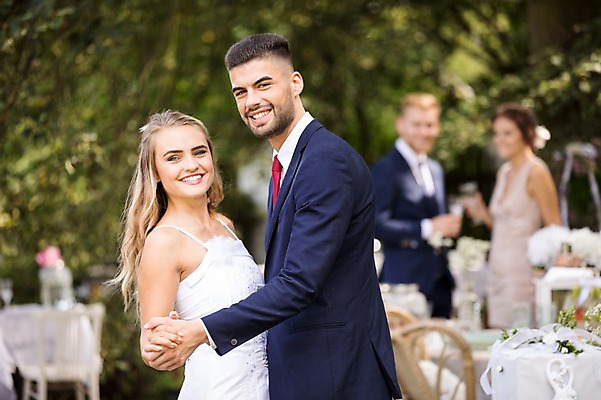 포토 JPG 주간 외국인 백인 부부 커플 여자 남자 결혼 안기 결혼식 서기 웃음 여러명 상반신 20대 성인 야외 옆모습 아웃포커스 친구 손잡기 축하 체코 성인만 국내포토 자연요소 서양인 유럽 뷰포인트 다수 컨셉 관계 모션 촬영기법 표정 사람 인종 이벤트 청년 파일형식