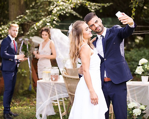 포토 JPG 주간 외국인 백인 부부 커플 여자 남자 결혼 안기 결혼식 서기 웃음 들기 여러명 상반신 20대 성인 야외 옆모습 아웃포커스 친구 스마트폰 축하 셀프카메라 체코 성인만 국내포토 자연요소 서양인 유럽 뷰포인트 다수 컨셉 관계 모션 촬영기법 표정 사람 인종 이벤트 청년 핸드폰 스마트기기 사진촬영 파일형식