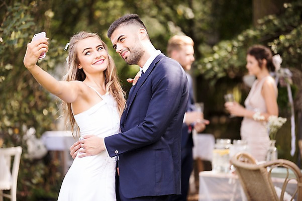 포토 JPG 주간 외국인 백인 부부 커플 여자 남자 결혼 안기 결혼식 서기 웃음 들기 여러명 상반신 20대 성인 야외 옆모습 아웃포커스 친구 스마트폰 축하 셀프카메라 체코 성인만 국내포토 자연요소 서양인 유럽 뷰포인트 다수 컨셉 관계 모션 촬영기법 표정 사람 인종 이벤트 청년 핸드폰 스마트기기 사진촬영 파일형식