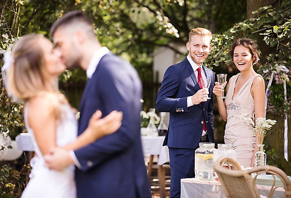 포토 JPG 주간 외국인 백인 부부 커플 여자 남자 결혼 안기 결혼식 키스 서기 웃음 여러명 상반신 20대 성인 야외 옆모습 아웃포커스 친구 축하 체코 성인만 국내포토 자연요소 서양인 유럽 뷰포인트 다수 컨셉 관계 모션 촬영기법 표정 사람 인종 이벤트 청년 애정표현 파일형식