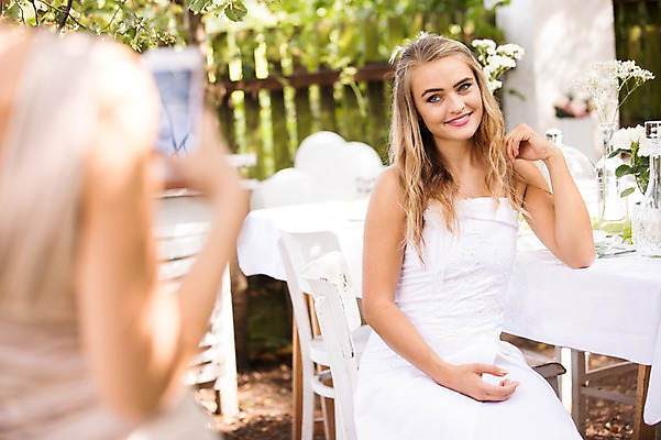 포토 JPG 주간 외국인 백인 응시 여자 꽃 신부 웨딩드레스 결혼 의자 탁자 결혼식 서기 웃음 앉기 상반신 20대 성인 야외 두명 앞모습 뒷모습 아웃포커스 친구 사진촬영 체코 성인여자만 국내포토 자연요소 서양인 식물 시선 드레스 유럽 뷰포인트 가구 관계 모션 촬영기법 표정 사람 인종 이벤트 청년 촬영 여자만 성인만 파일형식