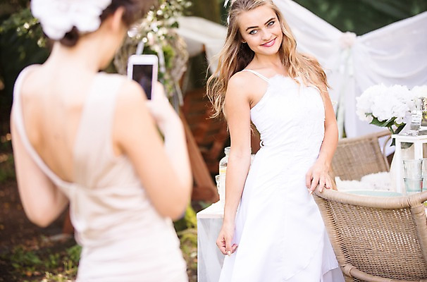 포토 JPG 주간 외국인 백인 응시 여자 꽃 신부 웨딩드레스 결혼 의자 탁자 결혼식 서기 웃음 상반신 20대 성인 야외 두명 앞모습 뒷모습 아웃포커스 친구 사진촬영 체코 성인여자만 국내포토 자연요소 서양인 식물 시선 드레스 유럽 뷰포인트 가구 관계 모션 촬영기법 표정 사람 인종 이벤트 청년 촬영 여자만 성인만 파일형식