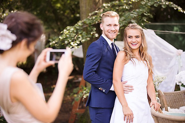 포토 JPG 주간 외국인 백인 커플 응시 여자 남자 신부 신랑 결혼 결혼식 서기 웃음 들기 상반신 20대 성인 야외 옆모습 아웃포커스 세명 친구 스마트폰 사진촬영 체코 기념촬영 성인만 국내포토 자연요소 서양인 시선 유럽 뷰포인트 관계 모션 촬영기법 표정 사람 인종 이벤트 청년 핸드폰 스마트기기 촬영 파일형식