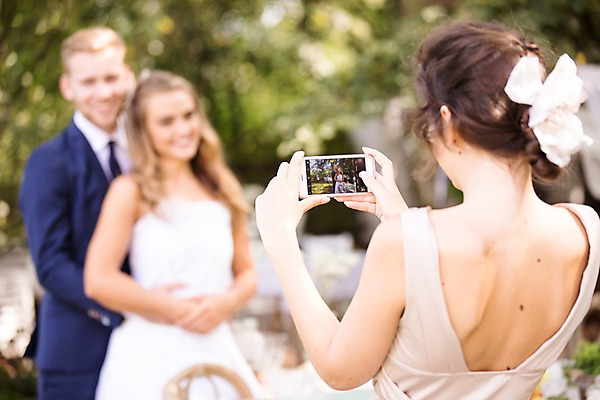 포토 JPG 주간 외국인 백인 커플 응시 여자 남자 신부 신랑 결혼 결혼식 서기 웃음 들기 상반신 20대 성인 야외 앞모습 뒷모습 아웃포커스 세명 친구 스마트폰 사진촬영 체코 백허그 기념촬영 성인만 국내포토 자연요소 서양인 시선 유럽 뷰포인트 관계 모션 포옹 촬영기법 표정 사람 인종 이벤트 청년 핸드폰 스마트기기 촬영 파일형식