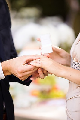 포토 JPG 주간 외국인 백인 손 커플 여자 남자 신부 신랑 결혼 결혼식 서기 상반신 20대 성인 야외 두명 옆모습 아웃포커스 신체부위 결혼반지 체코 성인만 국내포토 자연요소 서양인 유럽 뷰포인트 관계 모션 촬영기법 사람 인종 이벤트 청년 반지 파일형식