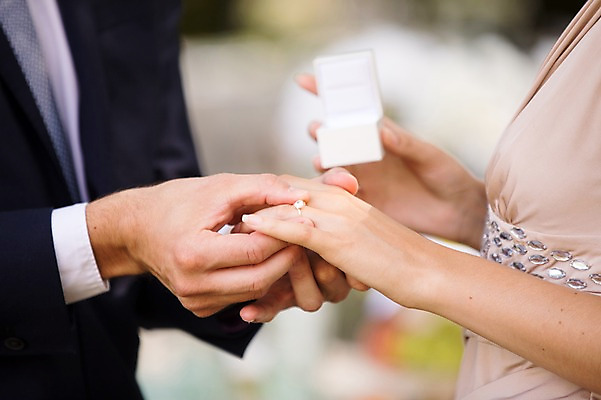 포토 JPG 주간 외국인 백인 손 커플 여자 남자 신부 신랑 결혼 결혼식 서기 상반신 20대 성인 야외 두명 옆모습 아웃포커스 신체부위 결혼반지 체코 성인만 국내포토 자연요소 서양인 유럽 뷰포인트 관계 모션 촬영기법 사람 인종 이벤트 청년 반지 파일형식