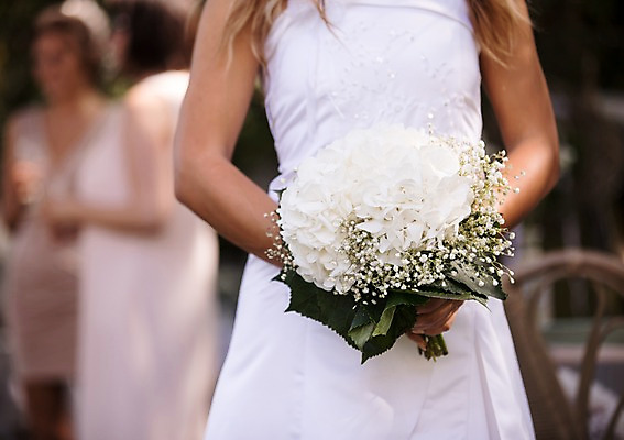 포토 JPG 주간 외국인 백인 여자 신부 부케 결혼 결혼식 서기 들기 상반신 20대 성인 야외 앞모습 아웃포커스 세명 체코 성인여자만 국내포토 자연요소 서양인 유럽 뷰포인트 꽃다발 모션 촬영기법 사람 인종 이벤트 청년 여자만 성인만 파일형식