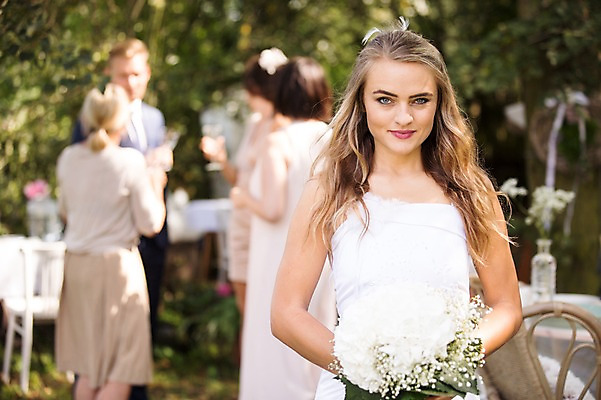 포토 JPG 주간 외국인 백인 부부 커플 여자 남자 부케 웨딩드레스 결혼 결혼식 서기 미소 들기 여러명 상반신 20대 성인 야외 앞모습 아웃포커스 친구 축하 체코 성인만 국내포토 자연요소 서양인 드레스 유럽 뷰포인트 꽃다발 다수 컨셉 관계 모션 촬영기법 표정 사람 인종 이벤트 청년 파일형식