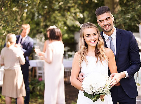 포토 JPG 주간 외국인 백인 부부 커플 여자 남자 신부 부케 신랑 결혼 안기 결혼식 서기 웃음 여러명 상반신 20대 성인 야외 앞모습 뒷모습 아웃포커스 친구 축하 체코 성인만 국내포토 자연요소 서양인 유럽 뷰포인트 꽃다발 다수 컨셉 관계 모션 촬영기법 표정 사람 인종 이벤트 청년 파일형식