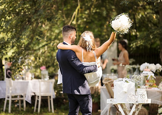 포토 JPG 주간 외국인 백인 부부 커플 여자 남자 신부 부케 신랑 결혼 안기 결혼식 서기 들기 여러명 상반신 20대 성인 야외 옆모습 뒷모습 아웃포커스 친구 축하 체코 성인만 국내포토 자연요소 서양인 유럽 뷰포인트 꽃다발 다수 컨셉 관계 모션 촬영기법 사람 인종 이벤트 청년 파일형식