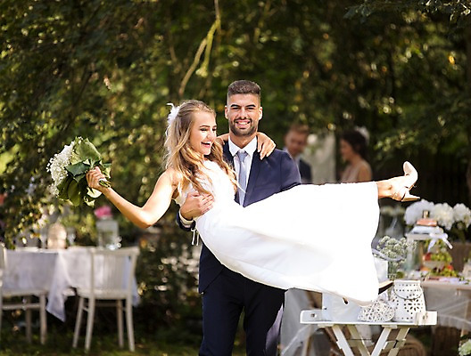 포토 JPG 주간 전신 외국인 백인 부부 커플 여자 남자 부케 결혼 안기 결혼식 서기 들기 여러명 상반신 20대 성인 야외 앞모습 옆모습 아웃포커스 친구 축하 체코 성인만 국내포토 자연요소 서양인 유럽 뷰포인트 꽃다발 다수 컨셉 관계 모션 촬영기법 사람 인종 이벤트 청년 파일형식