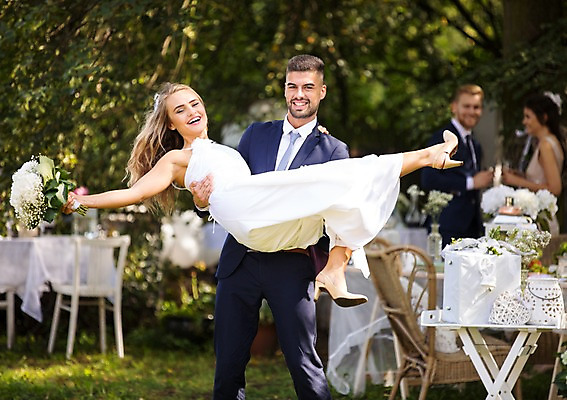 포토 JPG 주간 전신 외국인 백인 부부 커플 여자 남자 부케 결혼 안기 결혼식 서기 들기 여러명 상반신 20대 성인 야외 앞모습 옆모습 아웃포커스 친구 축하 체코 성인만 국내포토 자연요소 서양인 유럽 뷰포인트 꽃다발 다수 컨셉 관계 모션 촬영기법 사람 인종 이벤트 청년 파일형식