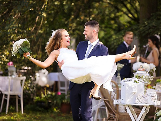 포토 JPG 주간 전신 외국인 백인 부부 커플 응시 여자 남자 부케 결혼 안기 결혼식 서기 웃음 여러명 상반신 20대 성인 야외 앞모습 옆모습 아웃포커스 친구 축하 체코 성인만 국내포토 자연요소 서양인 시선 유럽 뷰포인트 꽃다발 다수 컨셉 관계 모션 촬영기법 표정 사람 인종 이벤트 청년 파일형식