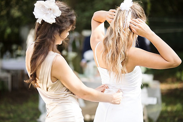 포토 JPG 주간 외국인 백인 여자 신부 결혼 결혼식 서기 상반신 20대 성인 야외 두명 뒷모습 아웃포커스 친구 체코 코르셋 성인여자만 국내포토 자연요소 서양인 유럽 뷰포인트 관계 모션 촬영기법 사람 인종 이벤트 청년 여자만 성인만 파일형식