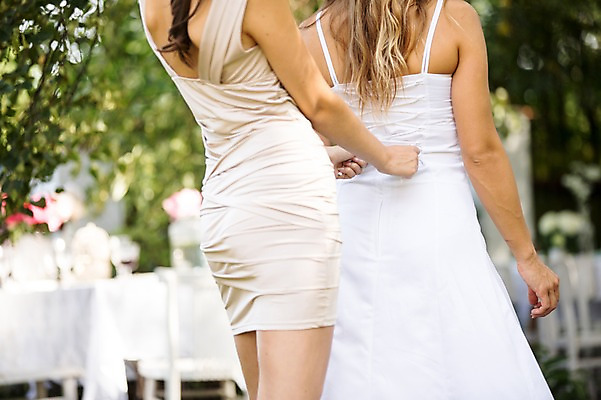 포토 JPG 주간 외국인 백인 여자 신부 결혼 결혼식 서기 상반신 20대 성인 야외 두명 뒷모습 아웃포커스 친구 체코 조이기 코르셋 성인여자만 국내포토 자연요소 서양인 유럽 뷰포인트 관계 모션 촬영기법 사람 인종 이벤트 청년 여자만 성인만 파일형식