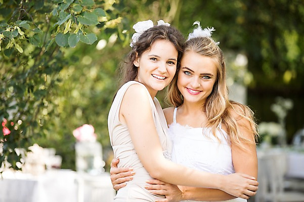 포토 JPG 주간 외국인 백인 여자 신부 결혼 안기 결혼식 서기 웃음 상반신 20대 성인 야외 두명 앞모습 옆모습 아웃포커스 친구 체코 성인여자만 국내포토 자연요소 서양인 유럽 뷰포인트 관계 모션 촬영기법 표정 사람 인종 이벤트 청년 여자만 성인만 파일형식