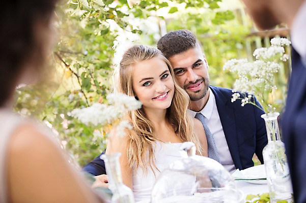 포토 JPG 주간 외국인 나무 백인 식기 부부 커플 응시 여자 남자 꽃 신부 신랑 결혼 와인잔 안기 탁자 결혼식 웃음 앉기 여러명 상반신 20대 성인 야외 앞모습 뒷모습 아웃포커스 친구 와인 축하 건배 체코 성인만 국내포토 자연요소 서양인 식물 시선 유럽 뷰포인트 가구 다수 컨셉 술잔 관계 모션 주류 촬영기법 표정 사람 인종 이벤트 청년 파일형식