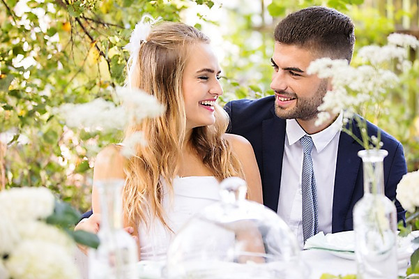 포토 JPG 주간 외국인 나무 백인 부부 커플 여자 남자 꽃 신부 신랑 결혼 탁자 결혼식 웃음 앉기 상반신 20대 성인 야외 두명 앞모습 아웃포커스 체코 성인만 국내포토 자연요소 서양인 식물 유럽 뷰포인트 가구 관계 모션 촬영기법 표정 사람 인종 이벤트 청년 파일형식