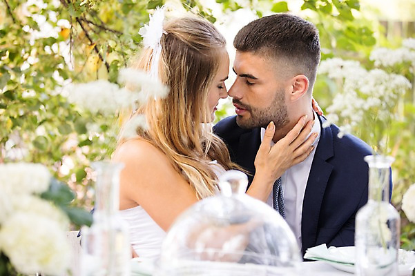 포토 JPG 주간 외국인 나무 백인 부부 커플 여자 남자 꽃 신부 신랑 결혼 안기 탁자 결혼식 웃음 앉기 상반신 20대 성인 야외 두명 앞모습 아웃포커스 체코 성인만 국내포토 자연요소 서양인 식물 유럽 뷰포인트 가구 관계 모션 촬영기법 표정 사람 인종 이벤트 청년 파일형식