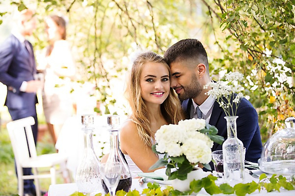 포토 JPG 주간 외국인 나무 백인 부부 커플 여자 남자 꽃 신부 신랑 결혼 안기 탁자 결혼식 서기 웃음 앉기 여러명 상반신 20대 성인 야외 앞모습 아웃포커스 친구 축하 체코 성인만 국내포토 자연요소 서양인 식물 유럽 뷰포인트 가구 다수 컨셉 관계 모션 촬영기법 표정 사람 인종 이벤트 청년 파일형식