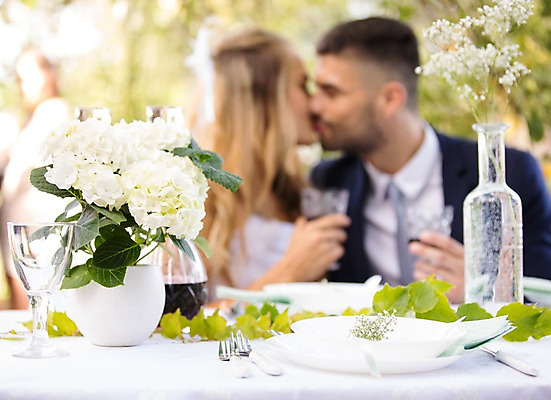 포토 JPG 주간 외국인 나무 백인 식기 부부 커플 여자 남자 꽃 신부 신랑 결혼 탁자 결혼식 키스 앉기 상반신 20대 성인 야외 두명 앞모습 아웃포커스 체코 성인만 국내포토 자연요소 서양인 식물 유럽 뷰포인트 가구 관계 모션 촬영기법 사람 인종 이벤트 청년 애정표현 파일형식