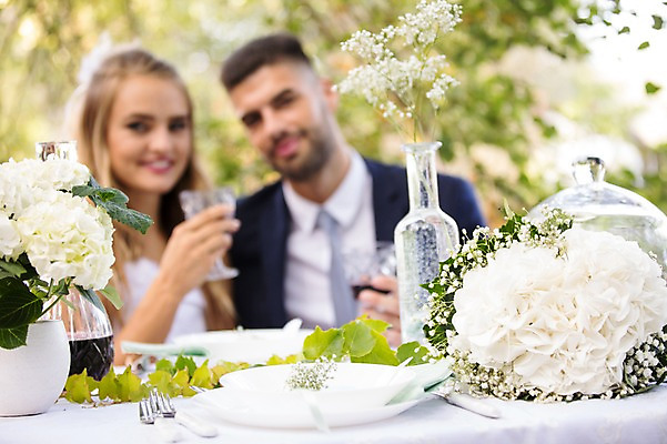 포토 JPG 주간 외국인 나무 백인 식기 부부 커플 여자 남자 꽃 신부 신랑 결혼 와인잔 탁자 결혼식 웃음 들기 앉기 상반신 20대 성인 야외 두명 앞모습 아웃포커스 체코 성인만 국내포토 자연요소 서양인 식물 유럽 뷰포인트 가구 술잔 관계 모션 촬영기법 표정 사람 인종 이벤트 청년 파일형식