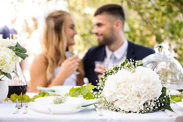 포토 JPG 주간 외국인 나무 백인 식기 부부 커플 여자 남자 꽃 신부 신랑 결혼 탁자 결혼식 웃음 앉기 상반신 20대 성인 야외 두명 앞모습 아웃포커스 체코 성인만 국내포토 자연요소 서양인 식물 유럽 뷰포인트 가구 관계 모션 촬영기법 표정 사람 인종 이벤트 청년 파일형식