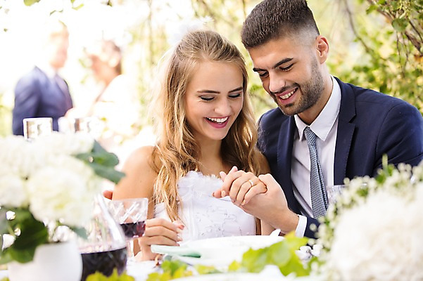 포토 JPG 주간 외국인 백인 부부 커플 여자 남자 꽃 신부 신랑 결혼 안기 탁자 결혼식 웃음 앉기 여러명 상반신 20대 성인 야외 앞모습 아웃포커스 친구 손잡기 축하 결혼반지 체코 성인만 국내포토 자연요소 서양인 식물 유럽 뷰포인트 가구 다수 컨셉 관계 모션 촬영기법 표정 사람 인종 이벤트 청년 반지 파일형식