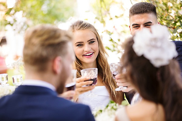 포토 JPG 주간 외국인 나무 백인 부부 커플 응시 여자 남자 꽃 결혼 와인잔 결혼식 웃음 앉기 여러명 상반신 20대 성인 야외 앞모습 뒷모습 아웃포커스 친구 와인 축하 건배 체코 성인만 국내포토 자연요소 서양인 식물 시선 유럽 뷰포인트 다수 컨셉 술잔 관계 모션 주류 촬영기법 표정 사람 인종 이벤트 청년 파일형식