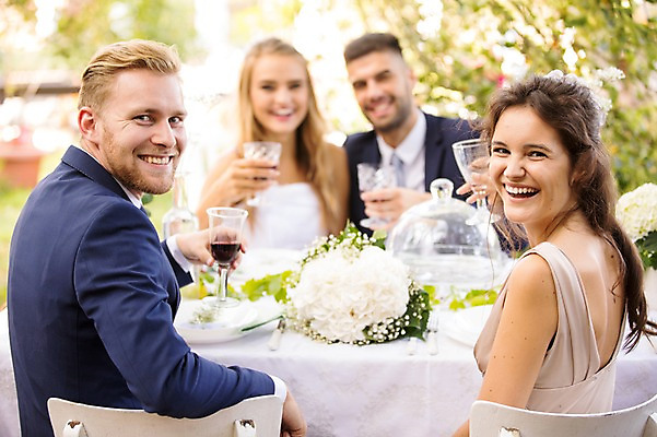 포토 JPG 주간 외국인 나무 백인 부부 커플 응시 여자 남자 꽃 결혼 와인잔 탁자 결혼식 웃음 앉기 여러명 상반신 20대 성인 야외 앞모습 옆모습 아웃포커스 친구 와인 축하 건배 체코 성인만 국내포토 자연요소 서양인 식물 시선 유럽 뷰포인트 가구 다수 컨셉 술잔 관계 모션 주류 촬영기법 표정 사람 인종 이벤트 청년 파일형식