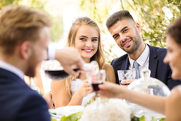 포토 JPG 주간 외국인 나무 백인 부부 커플 응시 여자 남자 꽃 결혼 와인잔 결혼식 웃음 앉기 여러명 상반신 20대 성인 야외 앞모습 뒷모습 아웃포커스 친구 와인 축하 건배 체코 성인만 국내포토 자연요소 서양인 식물 시선 유럽 뷰포인트 다수 컨셉 술잔 관계 모션 주류 촬영기법 표정 사람 인종 이벤트 청년 파일형식