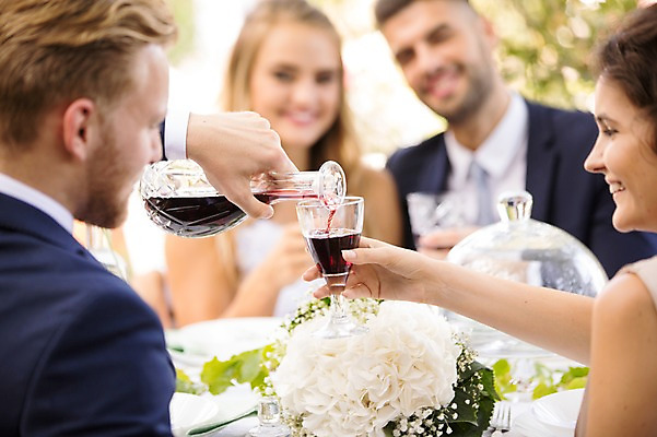 포토 JPG 주간 외국인 나무 백인 부부 커플 응시 여자 남자 꽃 결혼 와인잔 결혼식 웃음 앉기 여러명 상반신 20대 성인 야외 앞모습 뒷모습 아웃포커스 친구 와인 축하 건배 체코 성인만 국내포토 자연요소 서양인 식물 시선 유럽 뷰포인트 다수 컨셉 술잔 관계 모션 주류 촬영기법 표정 사람 인종 이벤트 청년 파일형식