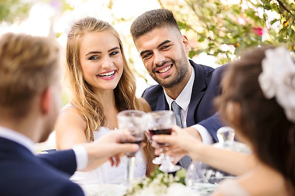 포토 JPG 주간 외국인 나무 백인 부부 커플 응시 여자 남자 꽃 결혼 와인잔 결혼식 웃음 앉기 여러명 상반신 20대 성인 야외 앞모습 뒷모습 아웃포커스 친구 와인 축하 건배 체코 성인만 국내포토 자연요소 서양인 식물 시선 유럽 뷰포인트 다수 컨셉 술잔 관계 모션 주류 촬영기법 표정 사람 인종 이벤트 청년 파일형식