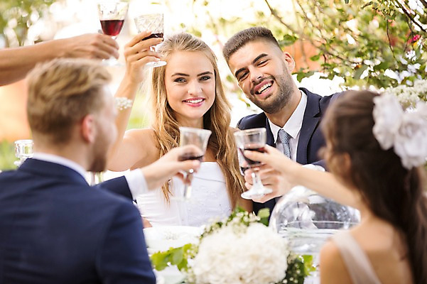 포토 JPG 주간 외국인 나무 백인 손 부부 커플 응시 여자 남자 꽃 결혼 와인잔 결혼식 웃음 앉기 여러명 상반신 20대 성인 야외 앞모습 뒷모습 아웃포커스 신체부위 친구 와인 축하 건배 체코 성인만 국내포토 자연요소 서양인 식물 시선 유럽 뷰포인트 다수 컨셉 술잔 관계 모션 주류 촬영기법 표정 사람 인종 이벤트 청년 파일형식