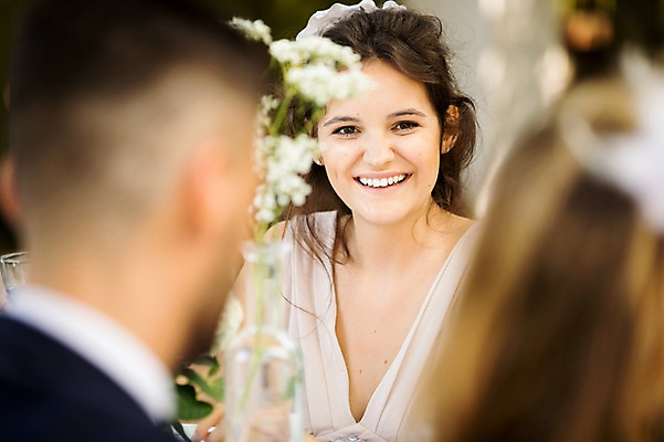 포토 JPG 주간 외국인 백인 커플 응시 여자 남자 신부 신랑 결혼 결혼식 웃음 앉기 상반신 20대 성인 야외 앞모습 뒷모습 아웃포커스 세명 친구 체코 성인만 국내포토 자연요소 서양인 시선 유럽 뷰포인트 관계 모션 촬영기법 표정 사람 인종 이벤트 청년 파일형식