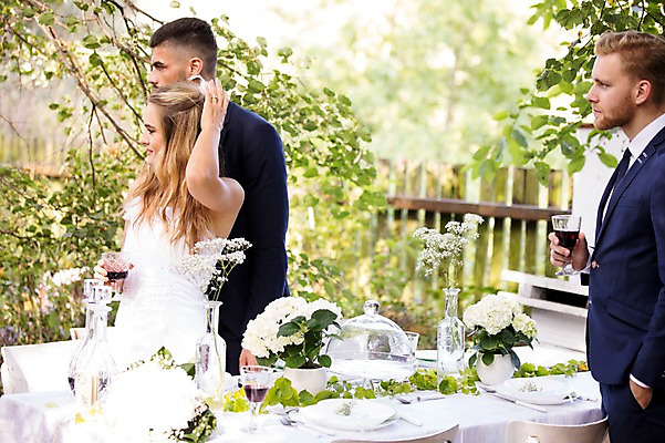 포토 JPG 주간 외국인 백인 커플 여자 남자 신부 신랑 결혼 와인잔 결혼식 서기 상반신 20대 성인 야외 옆모습 아웃포커스 세명 친구 꽃병 기댐 체코 성인만 국내포토 자연요소 서양인 꽃 유럽 뷰포인트 술잔 관계 모션 촬영기법 사람 인종 이벤트 청년 파일형식