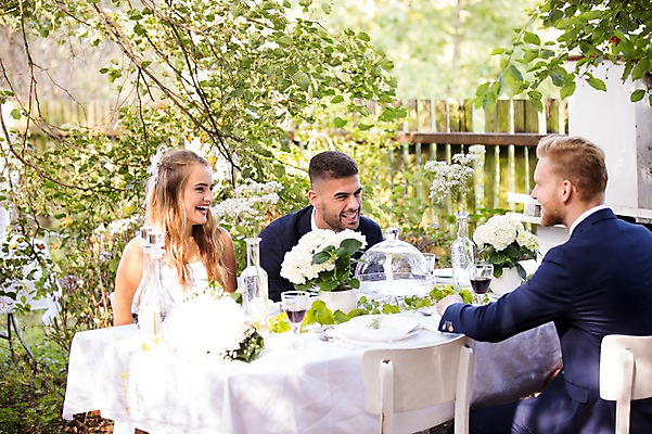 포토 JPG 주간 외국인 백인 커플 응시 여자 남자 신부 신랑 결혼 의자 탁자 결혼식 대화 웃음 앉기 상반신 20대 성인 야외 앞모습 뒷모습 아웃포커스 세명 친구 꽃병 체코 성인만 국내포토 자연요소 서양인 시선 꽃 유럽 뷰포인트 가구 관계 모션 촬영기법 표정 말하기 사람 인종 이벤트 청년 파일형식