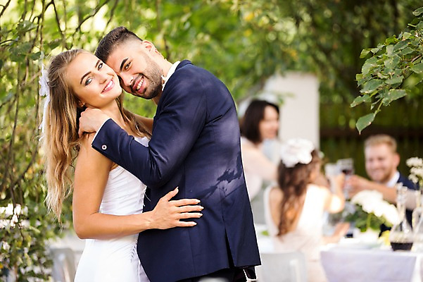 포토 JPG 주간 외국인 나무 백인 부부 응시 여자 남자 신부 신랑 결혼 안기 결혼식 서기 웃음 앉기 여러명 상반신 20대 성인 야외 옆모습 아웃포커스 친구 체코 성인만 국내포토 자연요소 서양인 식물 커플 시선 유럽 뷰포인트 다수 관계 모션 촬영기법 표정 사람 인종 이벤트 청년 파일형식