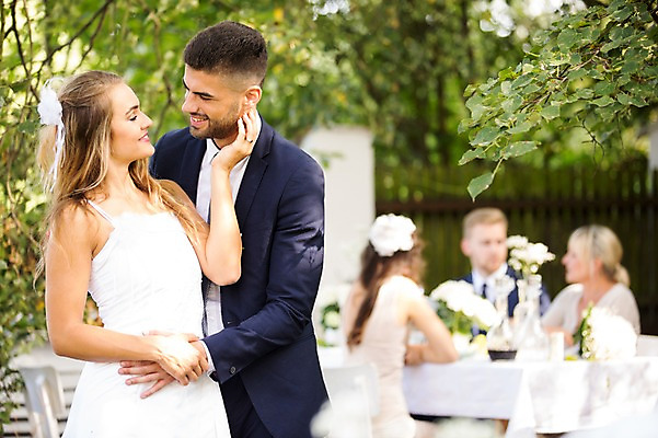 포토 JPG 주간 외국인 나무 백인 부부 응시 여자 남자 신부 신랑 결혼 안기 결혼식 서기 웃음 앉기 여러명 상반신 20대 성인 야외 옆모습 아웃포커스 친구 체코 성인만 국내포토 자연요소 서양인 식물 커플 시선 유럽 뷰포인트 다수 관계 모션 촬영기법 표정 사람 인종 이벤트 청년 파일형식