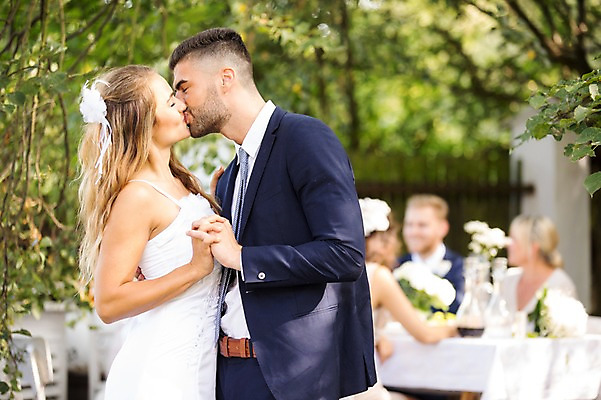 포토 JPG 주간 외국인 나무 백인 부부 커플 응시 여자 남자 신부 신랑 결혼 결혼식 키스 서기 앉기 여러명 상반신 20대 성인 야외 옆모습 아웃포커스 친구 손잡기 축하 체코 성인만 국내포토 자연요소 서양인 식물 시선 유럽 뷰포인트 다수 컨셉 관계 모션 촬영기법 사람 인종 이벤트 청년 애정표현 파일형식