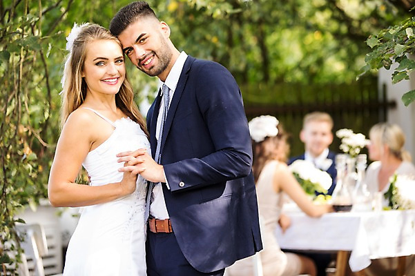 포토 JPG 주간 외국인 나무 백인 부부 커플 응시 여자 남자 신부 신랑 결혼 결혼식 서기 웃음 앉기 여러명 상반신 20대 성인 야외 옆모습 아웃포커스 친구 손잡기 축하 체코 이마맞대기 성인만 국내포토 자연요소 서양인 식물 시선 유럽 뷰포인트 다수 컨셉 관계 모션 촬영기법 표정 사람 인종 이벤트 청년 얼굴맞대기 파일형식