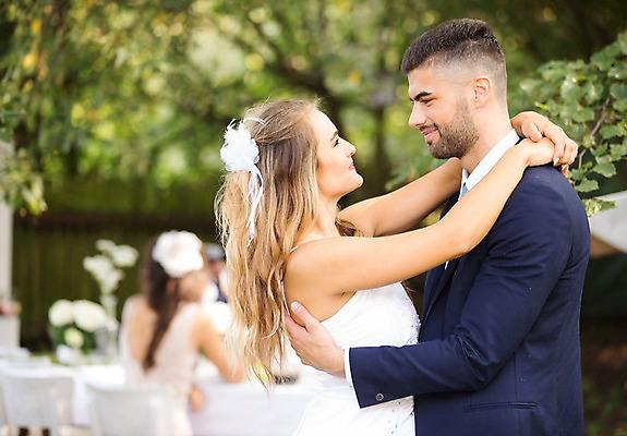 포토 JPG 주간 외국인 나무 백인 부부 커플 응시 여자 남자 신부 신랑 결혼 안기 결혼식 서기 미소 앉기 상반신 20대 성인 야외 옆모습 아웃포커스 세명 친구 체코 성인만 국내포토 자연요소 서양인 식물 시선 유럽 뷰포인트 관계 모션 촬영기법 표정 사람 인종 이벤트 청년 파일형식