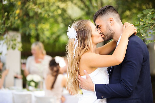 포토 JPG 주간 외국인 나무 백인 부부 커플 응시 여자 남자 신부 신랑 결혼 안기 결혼식 키스 서기 앉기 여러명 상반신 20대 성인 야외 옆모습 아웃포커스 친구 축하 체코 성인만 국내포토 자연요소 서양인 식물 시선 유럽 뷰포인트 다수 컨셉 관계 모션 촬영기법 사람 인종 이벤트 청년 애정표현 파일형식