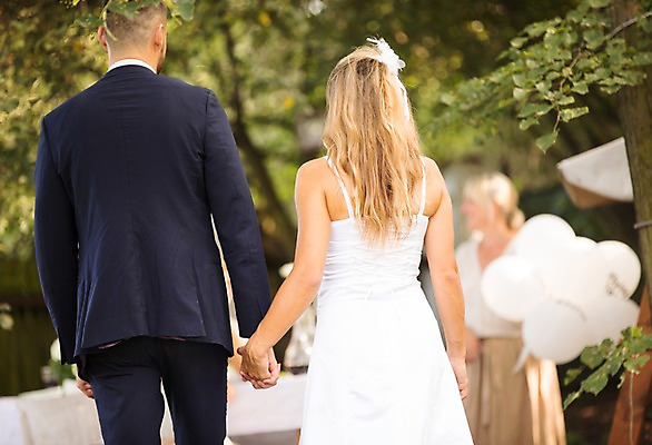 포토 JPG 주간 외국인 나무 백인 커플 여자 남자 신부 신랑 결혼 결혼식 서기 상반신 20대 성인 야외 뒷모습 아웃포커스 세명 친구 손잡기 체코 성인만 국내포토 자연요소 서양인 식물 유럽 뷰포인트 관계 모션 촬영기법 사람 인종 이벤트 청년 파일형식