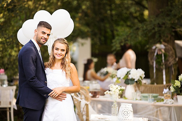 포토 JPG 주간 외국인 백인 부부 커플 여자 남자 꽃 결혼 안기 식탁 결혼식 서기 앉기 여러명 상반신 20대 성인 야외 앞모습 옆모습 아웃포커스 친구 축하 체코 풍선 성인만 국내포토 자연요소 서양인 식물 유럽 뷰포인트 다수 컨셉 관계 모션 탁자 촬영기법 사람 인종 이벤트 청년 파일형식